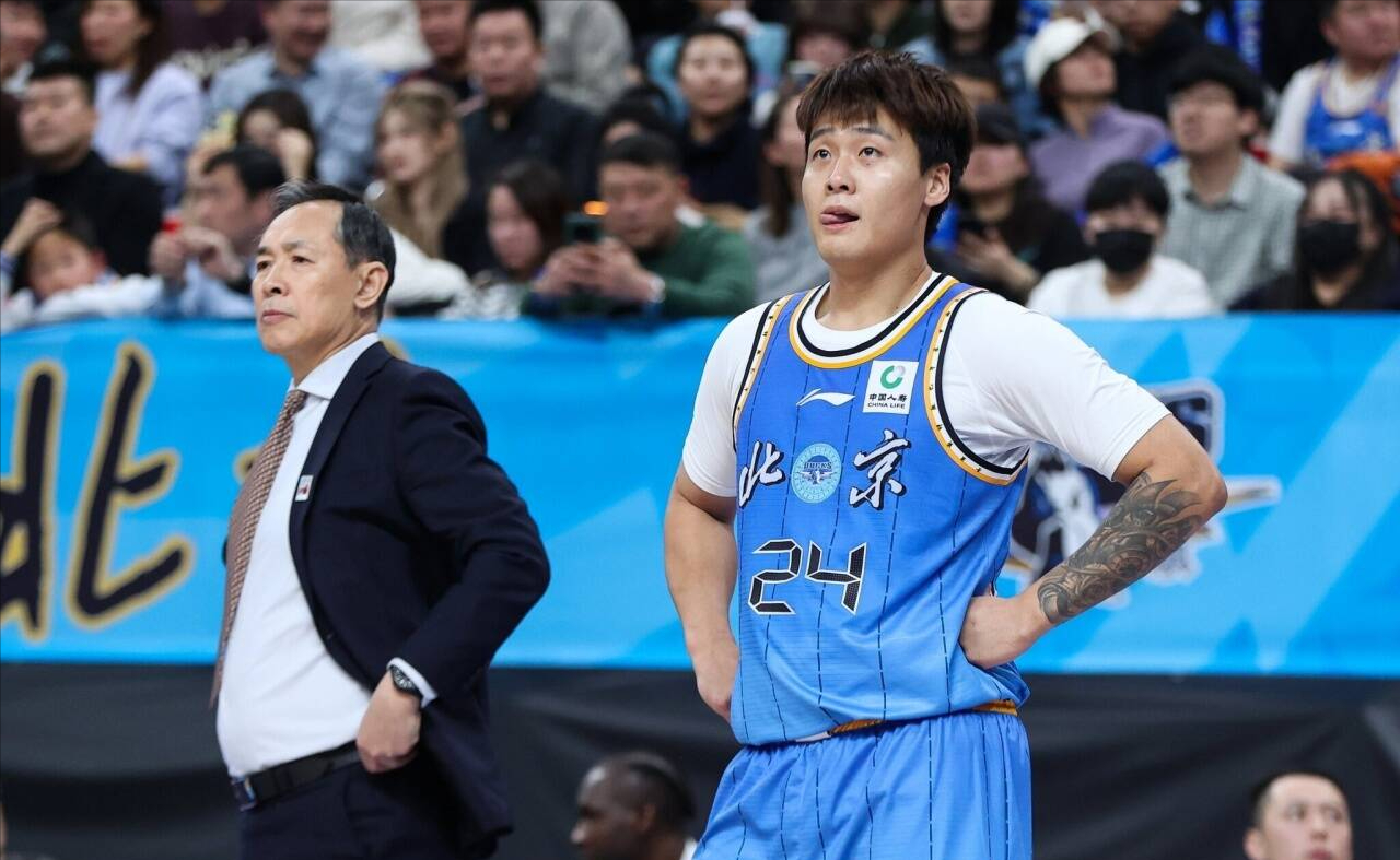 北京输球揪出最大毒瘤！他投篮8中1，正负值11，最后纯瞎打啊