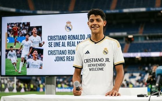 C罗儿子要加盟皇马15岁迷你罗试训