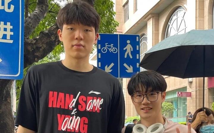 合影了網友在廣東遇到楊瀚森：看到他我都呆住了瀚森很平易近人