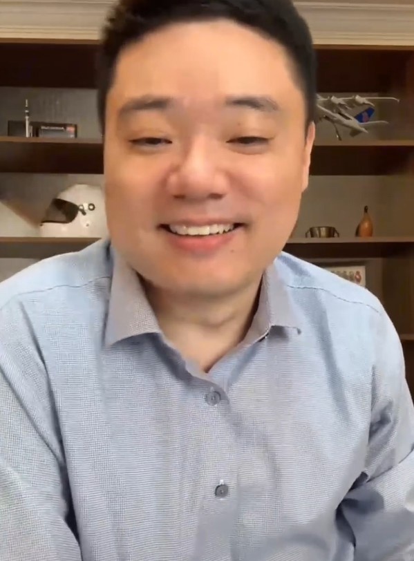 打斯诺克的最服谁丁俊晖打趣：最服丁文钧，他把我打的叫他爸爸