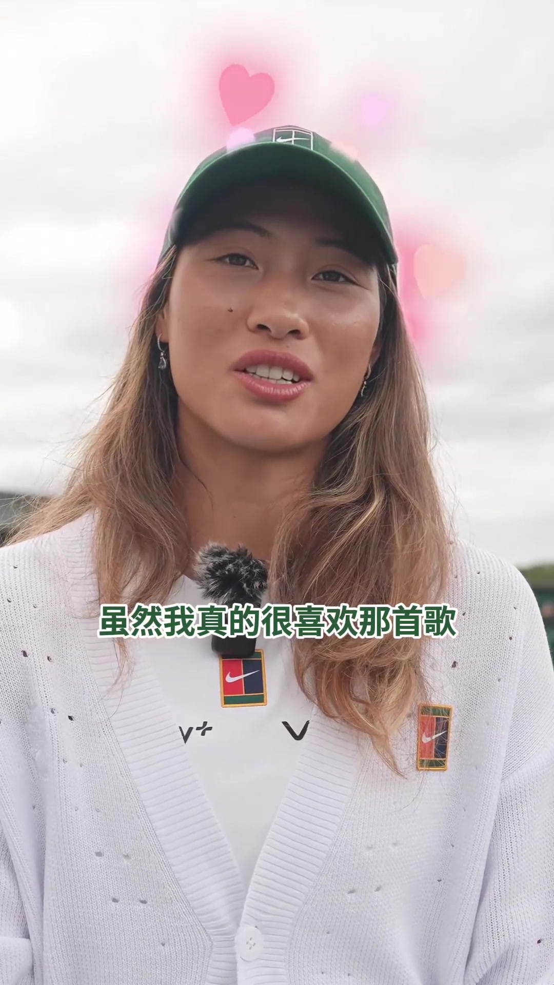 再次展示歌喉！郑钦文对着镜头唱起了萧亚轩的《爱的主打歌》