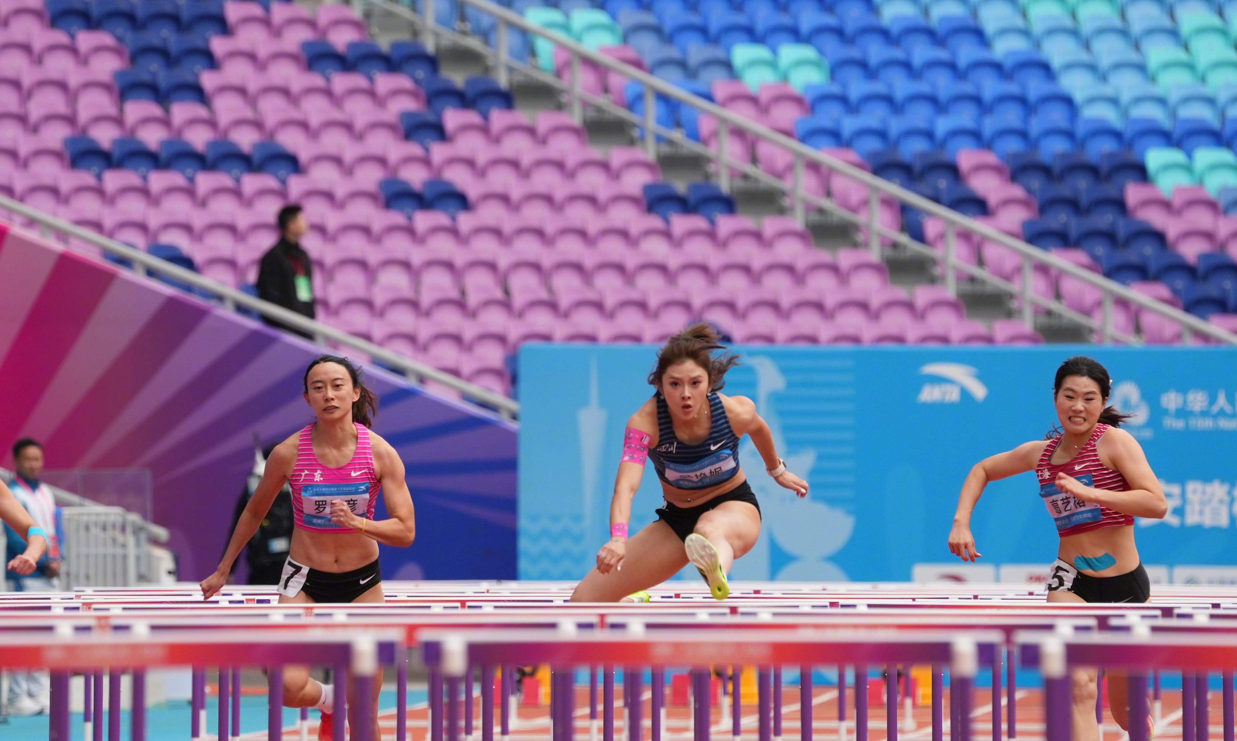 12秒98夺第1!吴艳妮预赛闪耀比心庆祝,跨栏女神对决,林雨薇第2