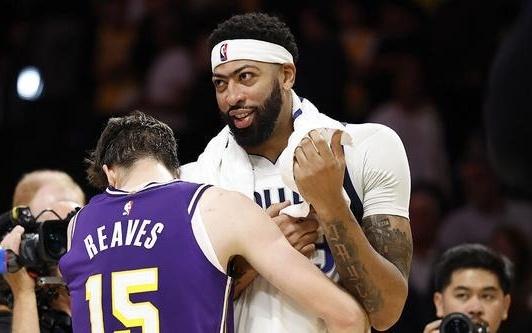 里夫斯：戴维斯是史上最顶尖球员之一不知道他为何想要我的球衣