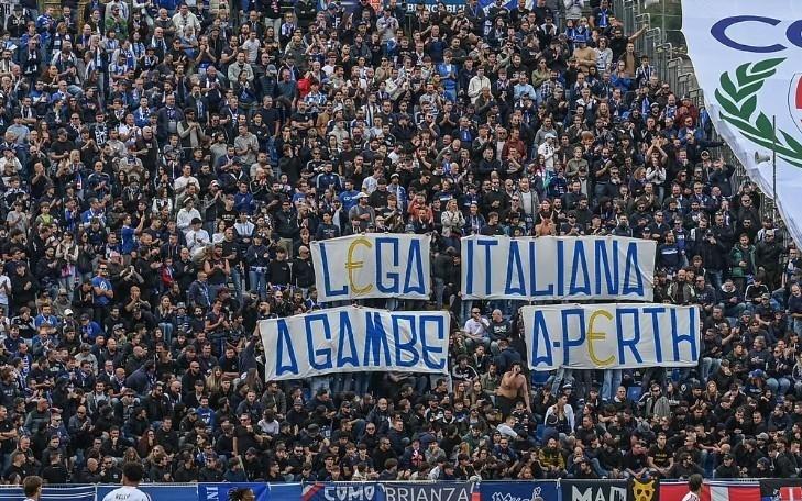 慢镜头:科莫球迷主场静默15分钟,抗议米兰vs科莫的海外赛