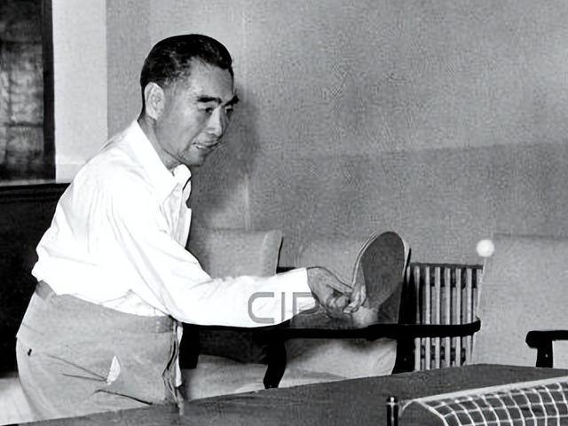 1971年梁戈亮用“鸳鸯球拍”世乒赛夺冠,周总理却说:别搞小动作