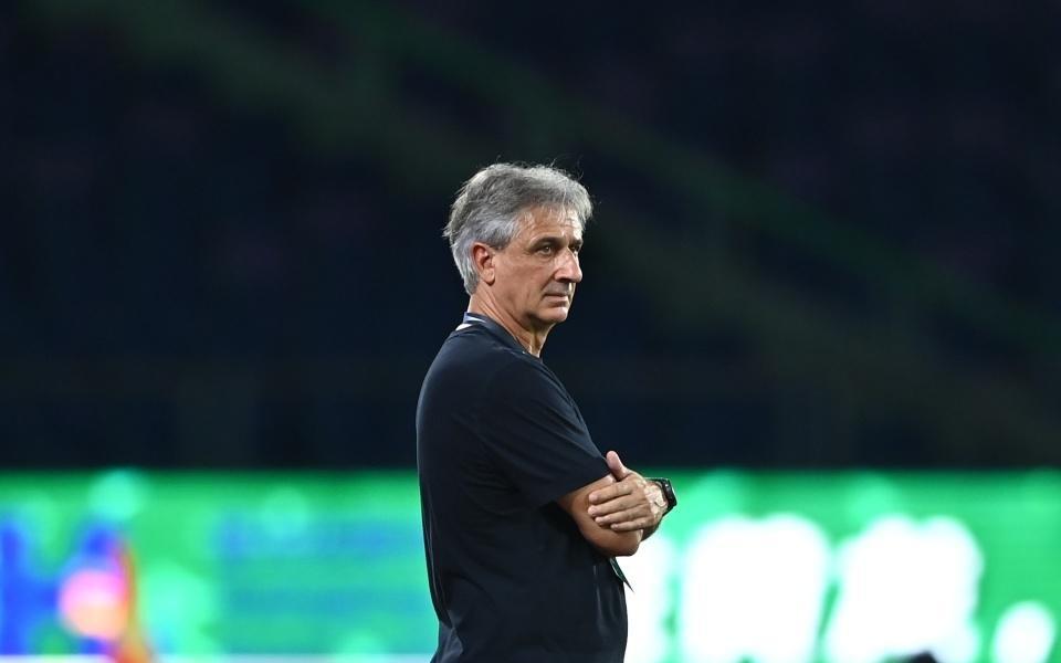 乔迪抵达玉溪!将执教云南玉昆,为接机球迷签名,1年后再战中超