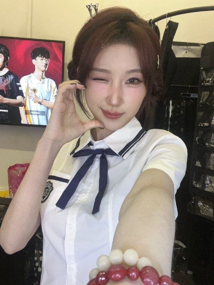无畏契约主持人杜骏晒照：毕业季主题