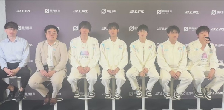 BLG赛后群访教练赛程中肯定会遇到困难关键是齐心协力一起解决