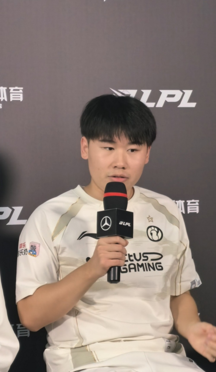 队友线权就是爽！Wei：中下有线对面打