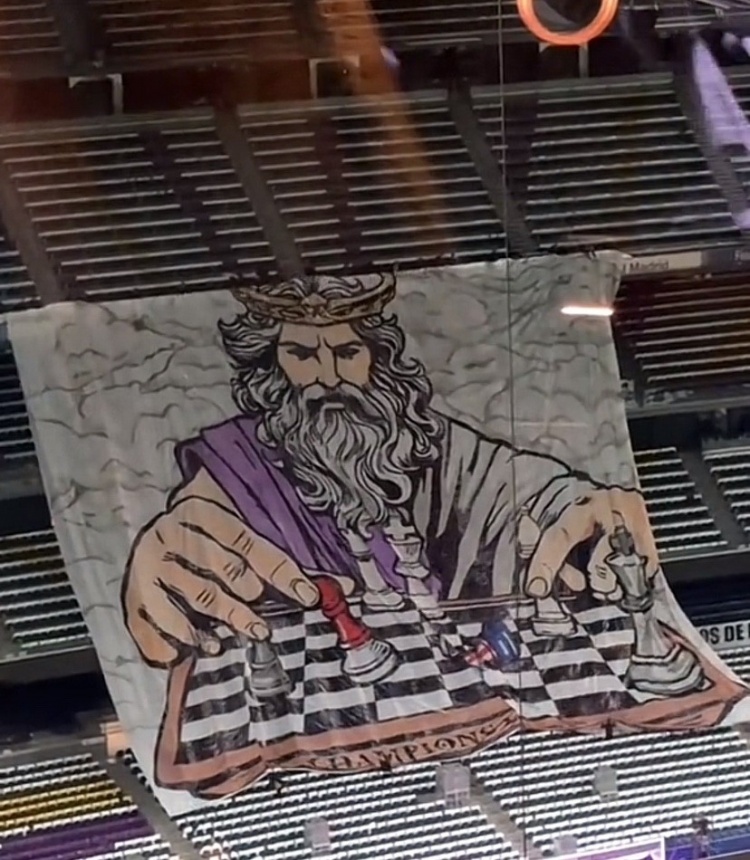 马卡解读皇马TIFO：红色棋子代表阿森纳，它被国王拿捏在指尖上