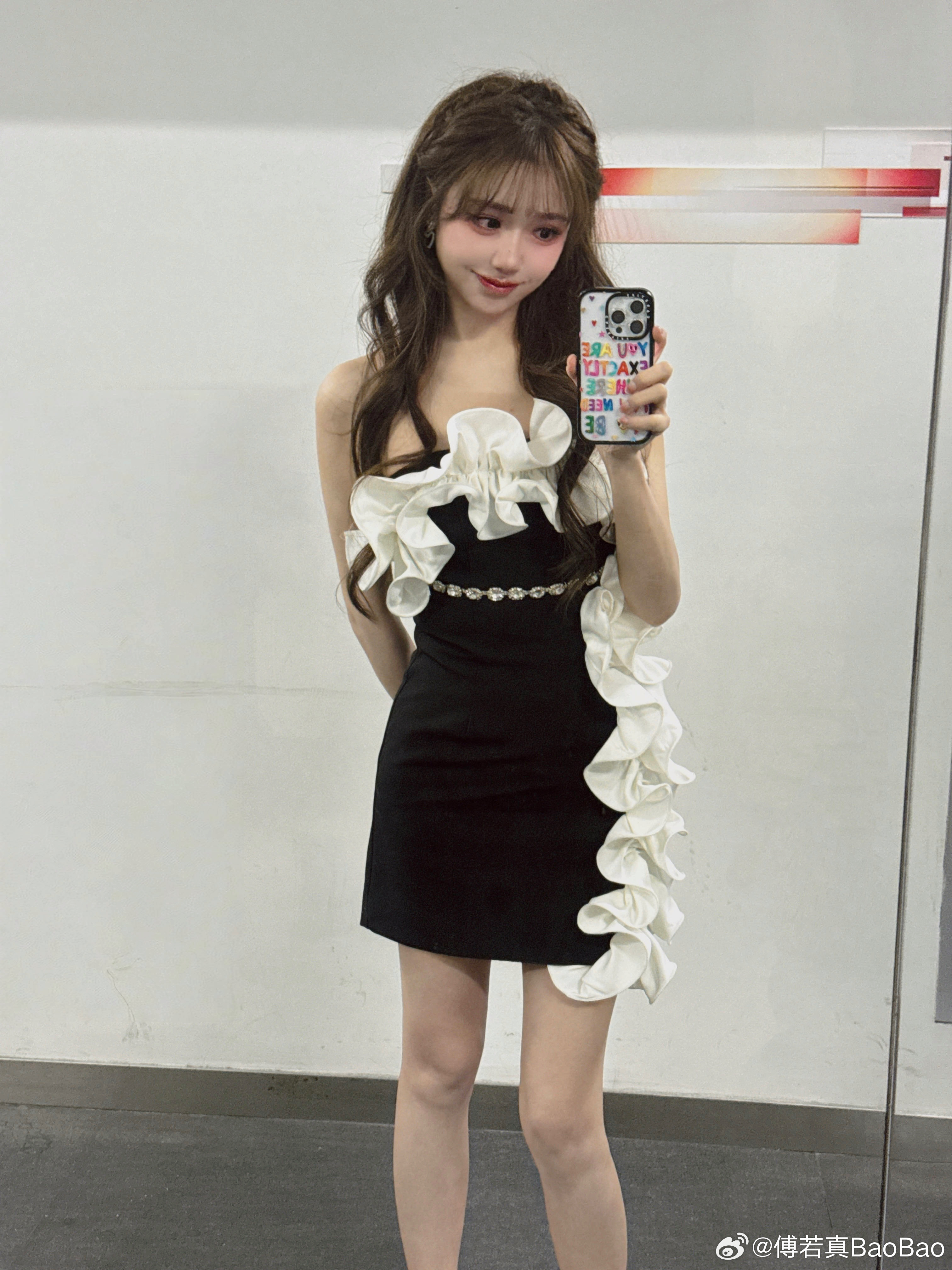 LPL女主持BaoBao晒照：纯黑连衣短裙身前白花设计惹眼