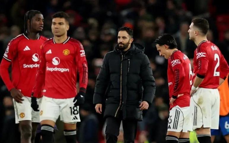 詹俊:阿莫林变阵442太冒险了,且本战也不成功