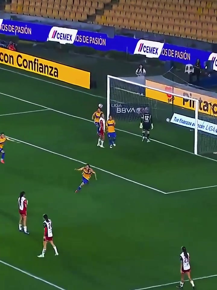 這球有點(diǎn)夸張了！墨西哥女超驚現(xiàn)超級(jí)難度的蝎子擺尾！