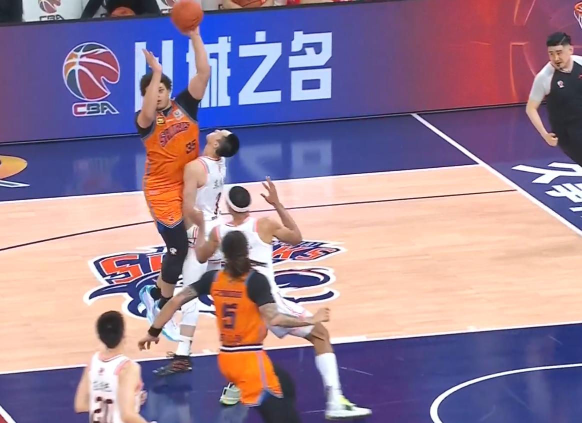 洛夫顿被胡明轩造成第四次犯规无奈下场现场球迷大骂黑哨！