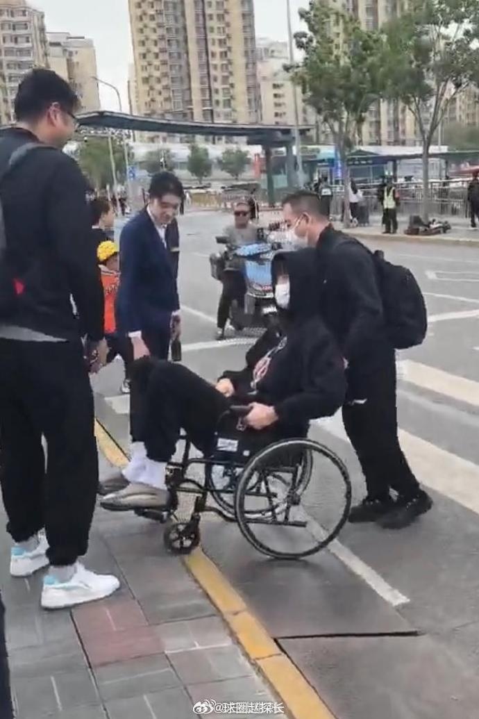 赵探长：曾凡博坐轮椅抵京所罗门崴脚&马上要去做治疗
