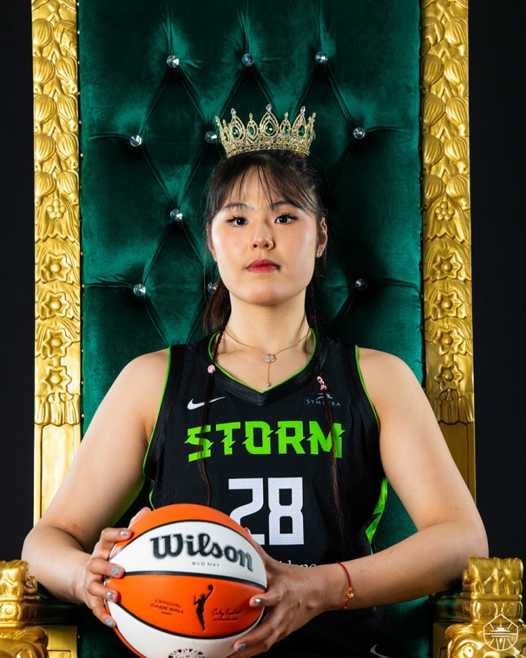 美艳女皇范！WNBA西雅图风暴官媒分享李月汝美照