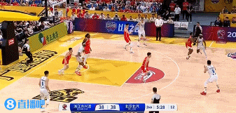从容自信！方硕连续长两分命中还妙传助攻所罗门暴扣