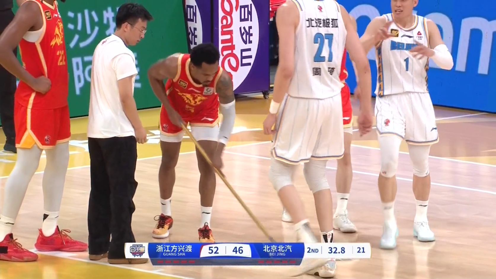 球童一脸懵什么都能干啊！广厦小外布朗能攻能防还能拖地