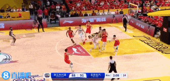 孙铭徽倒地疑似绊倒抢篮板的丘天网友质疑：这动作很危险吧