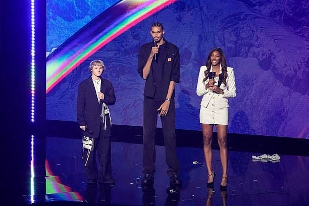 新宠！NBA新转播商NBC将为文班拍纪录片目标将其塑造为文化偶像
