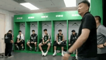 广东实验半场4131领先清华附中！杜锋前往更衣室鼓励球员！