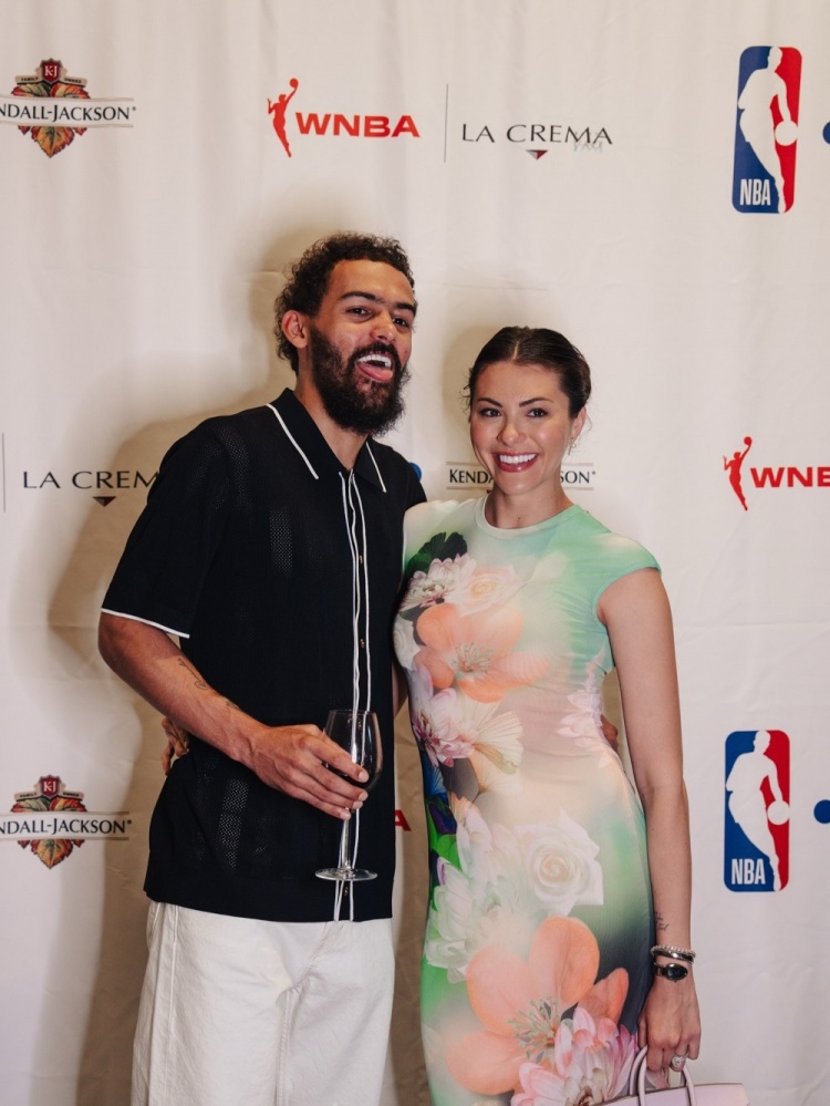 这方面我能差劲特雷杨罕见晒与妻子合照两人2023年结婚