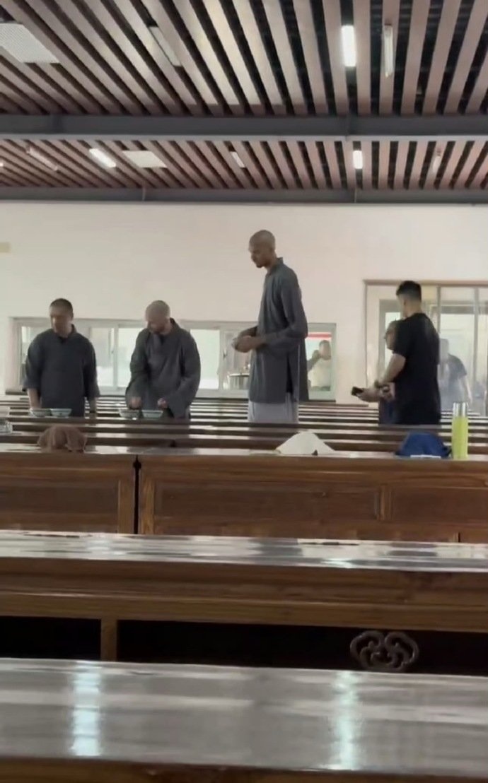 要出家吗文班亚马参观少林寺&用斋