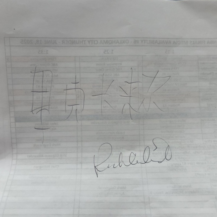 东方力量加持！卡莱尔训练时手写了自己的中文名然后签了名