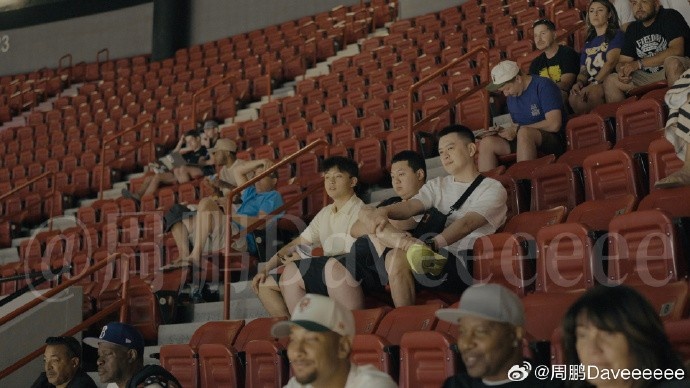 媒体人：辽宁男篮总经理刘子庆和主教练杨鸣在现场观看NBA夏联
