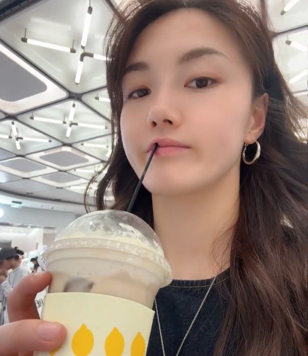 张曼曼社媒晒近照：人就应该循环在自己的喜欢里