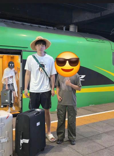 网友在新疆偶遇杨瀚森女友的草帽在他头上太小啦