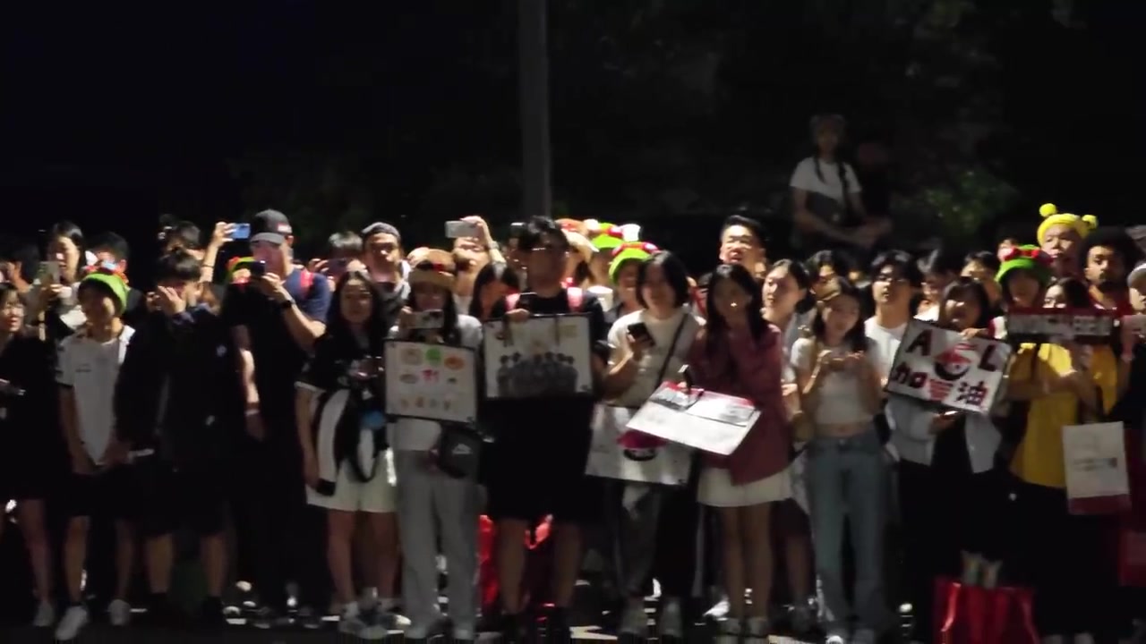 不离不弃！赛后AL粉丝在场馆外等候AL完成采访流程