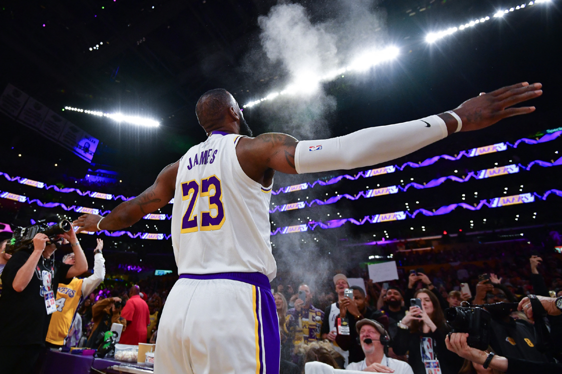 詹姆斯被联盟亏待！遭遇各种恶犯都没罚球！却成为GOAT！