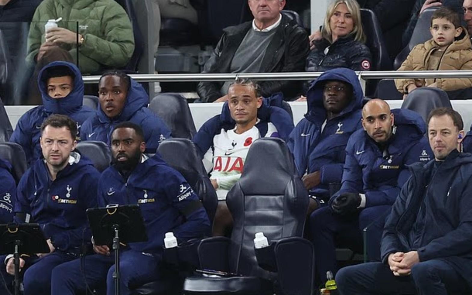 状态低迷,哈维西蒙斯被换上场后又被换下