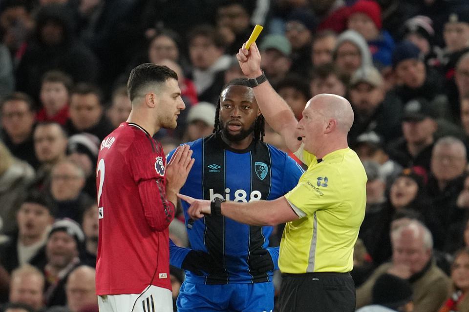 曼联气炸被英超盲哨坑惨!对手4次疑似手球未判,锁喉仅吃黄牌