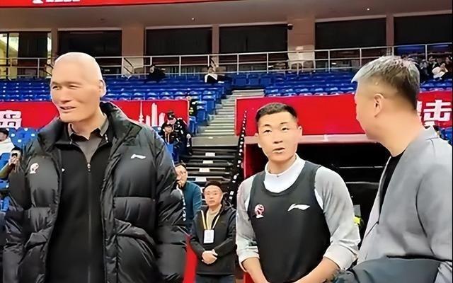 关注度拉满！郭士强现身CBA齐鲁德比赛前与高诗岩热聊引关注