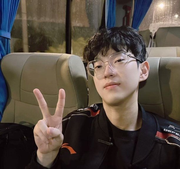 EDG超话热议Scout被判赔偿EDG三千多万：好s！还钱！明年是不是有钱买人了