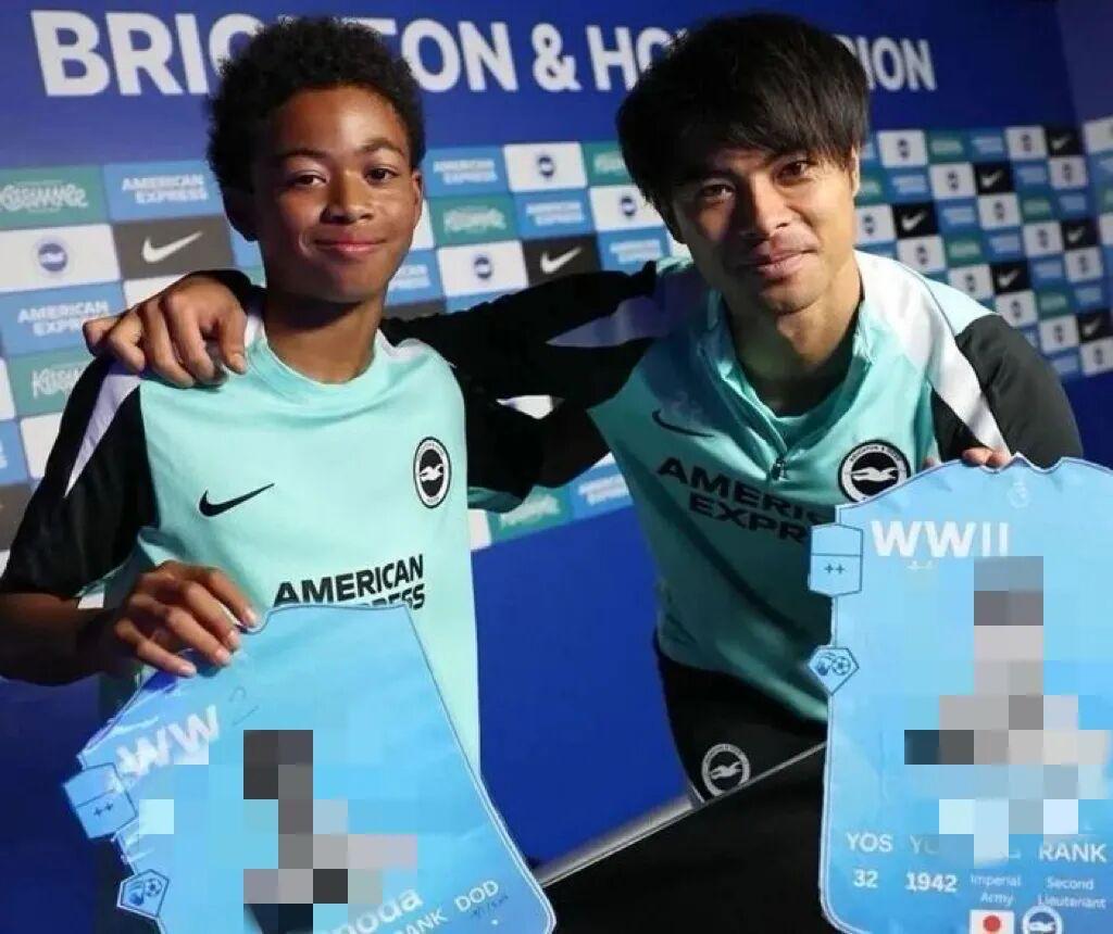 手持日本战犯照片引众怒，三笘熏“装