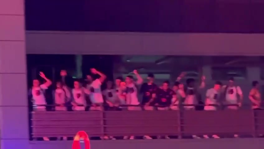 问鼎西甲！巴萨球员在阳台上与球迷一起庆祝夺冠