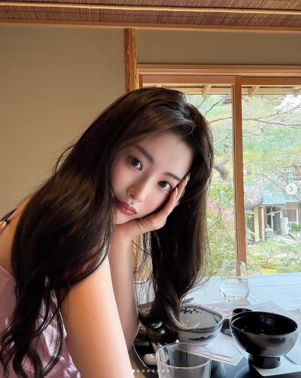 Ming绯闻女友1saye晒照：脖子上怎么红红的