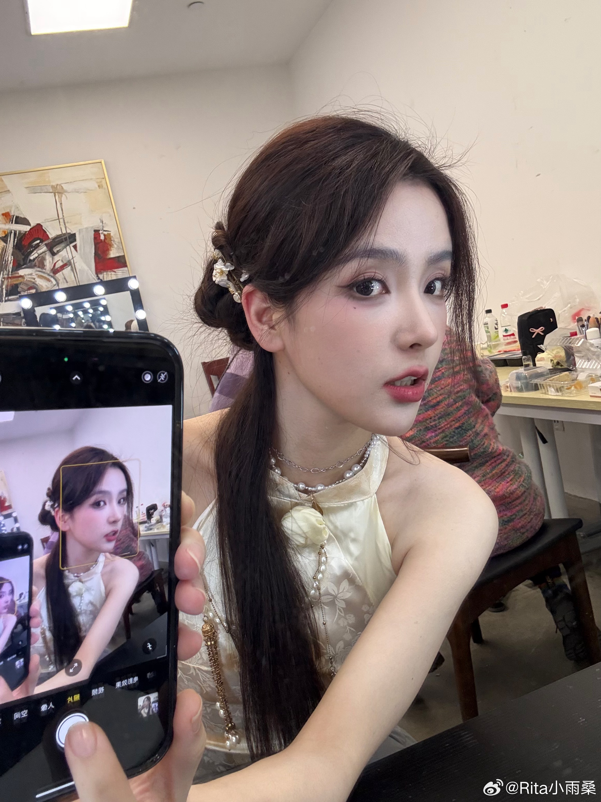 你在水里放了什么Rita晒照：旗袍对镜拍照感脚不错