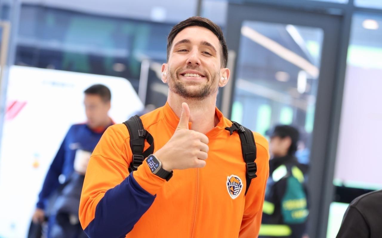 李霄鹏真要崩溃了！青岛海牛两大外援刚离队，王牌后卫又被挖走了