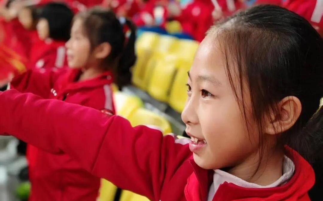 红领巾逐梦绿茵场内江市少先队员见证中超巅峰对决
