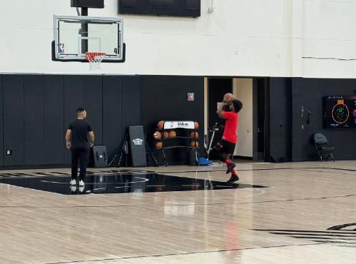 杨瀚森NBA前途渺茫,他的中国翻译却成了开拓者助教!