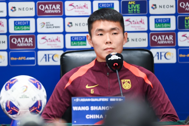 记者：未来很长时间国足都只能防反，找不到后腰球员替代王上源