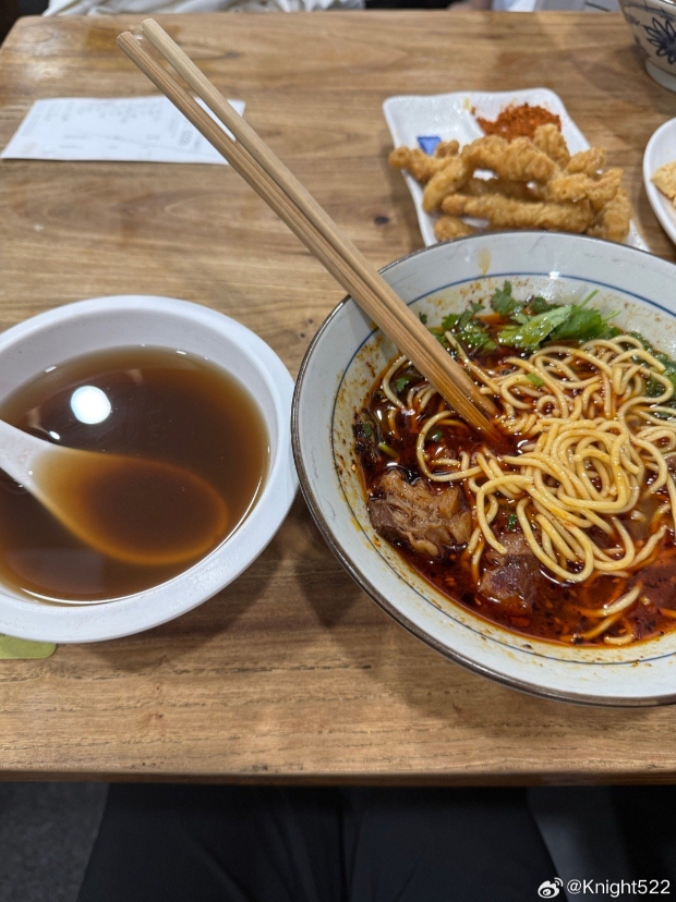 Knight凌晨晒牛肉面：好吃