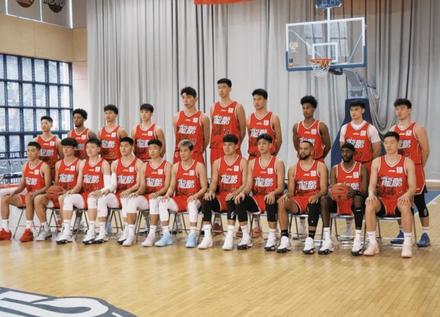 广州队拍定妆照!郭艾伦坐C位,还染了一个新发型