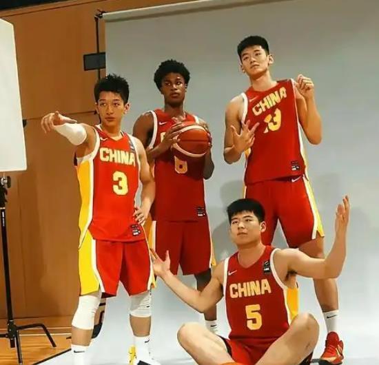 广东宏远标配！两新星完成入队仪式球迷调侃厂家赶紧打钱