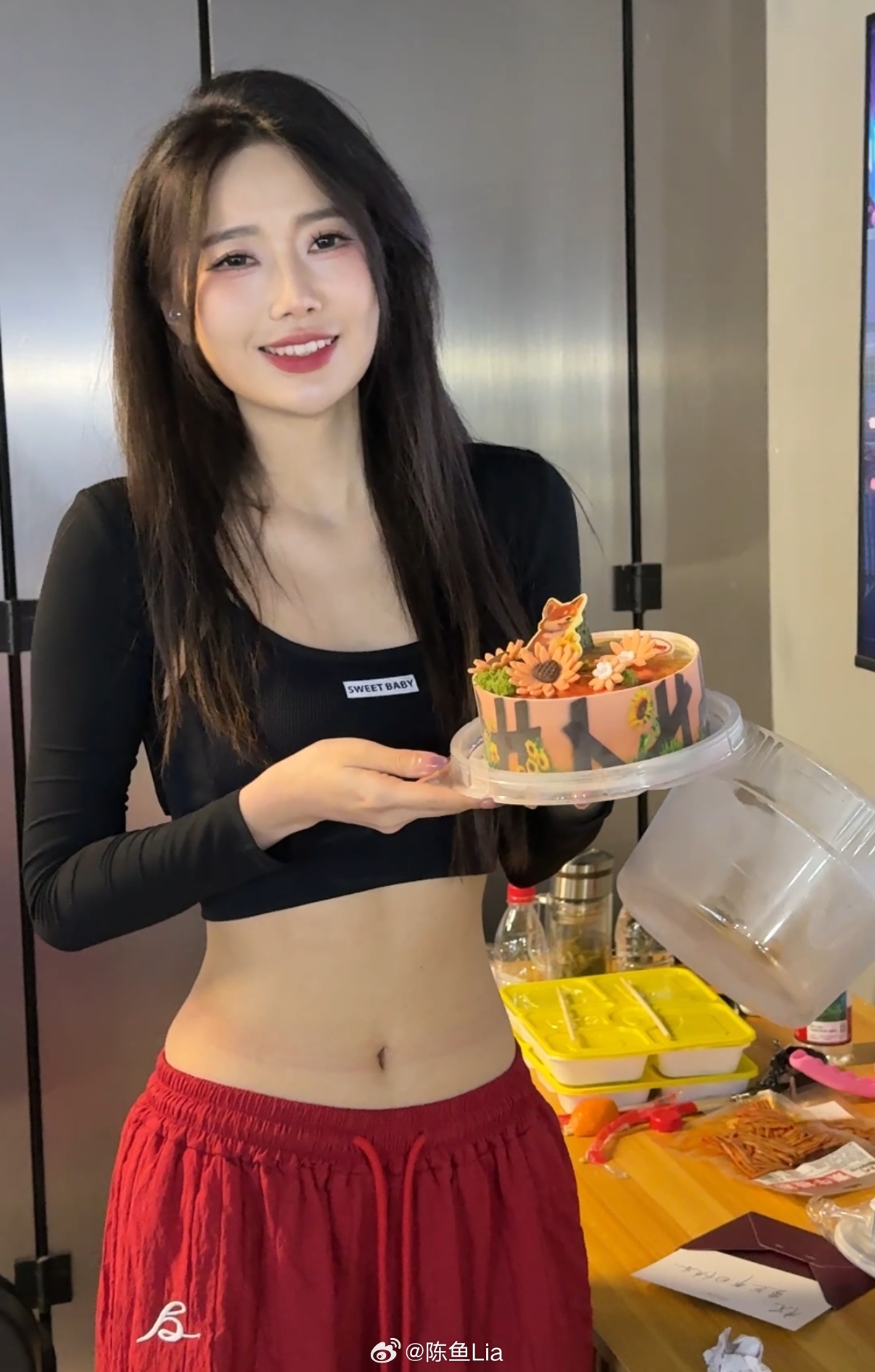 这腰有孩子了！陈鱼晒照：粉丝送的母亲节蛋糕但是下次不许了