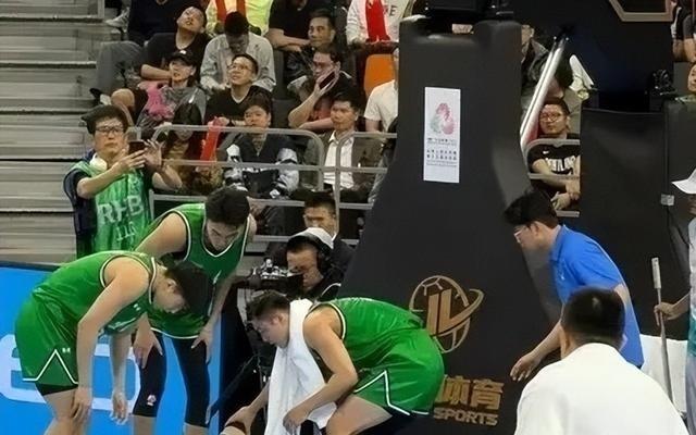 表情严肃!杨鸣回应遭江苏大逆转:球员没能站出来,大家畏手畏脚